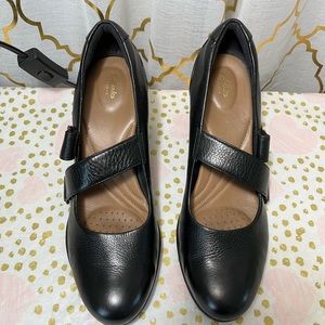 EUC Clarks Leather Mary Jane Heels